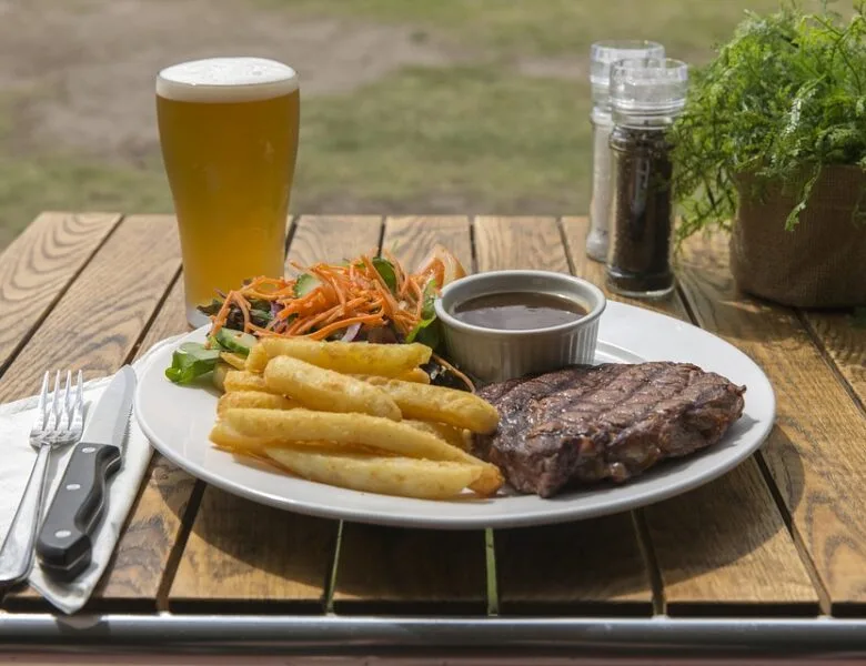 Détente et gastronomie : Les bienfaits de séjourner dans un hôtel avec restaurant