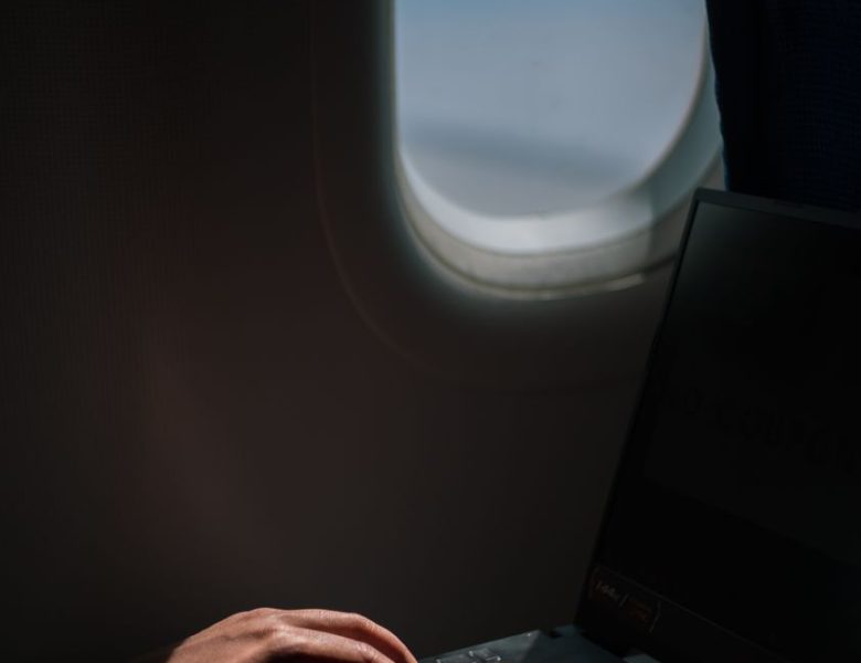 Travailler en voyage : comment je monte mon bureau dans un hôtel