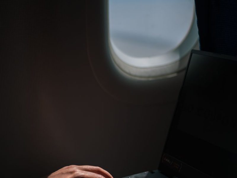 Travailler en voyage : comment je monte mon bureau dans un hôtel